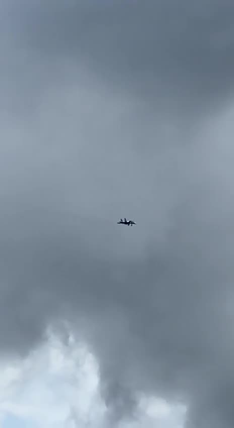 Russian Su34 Fighter-Bomber Crashs After Rear Landing Gear Won't Deploy