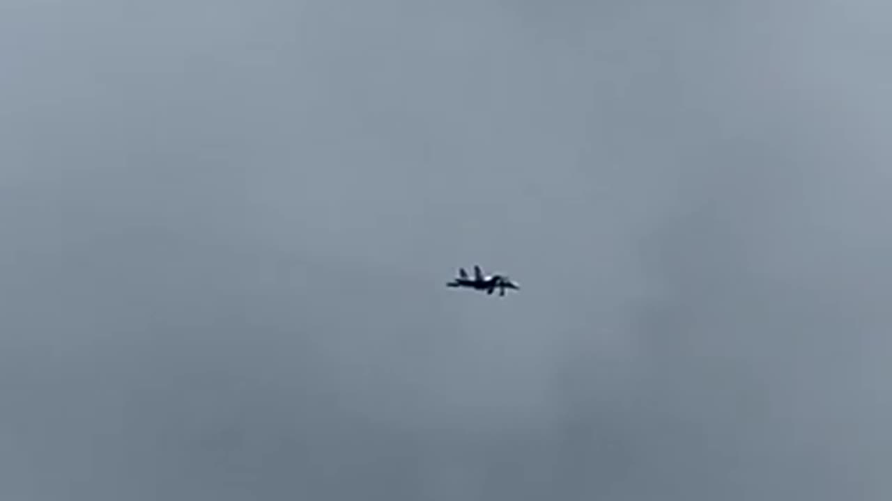 Russian Su34 Fighter-Bomber Crashs After Rear Landing Gear Won't Deploy