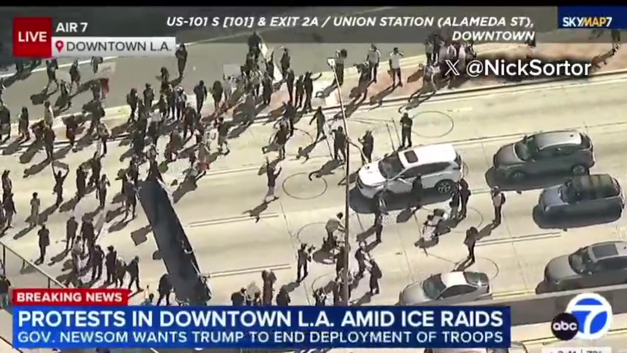 🚨 #BREAKING_ THOUSANDS of anti-ICE rioters