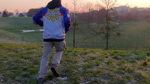 « Même quand tout semble perdu, je serre les poings, je souris… et je deviens plus fort. » 💥🔥