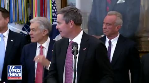 🟢 WATCH: Big Pharma Exec Collapses During President Trump's Big Oval Office Announcement