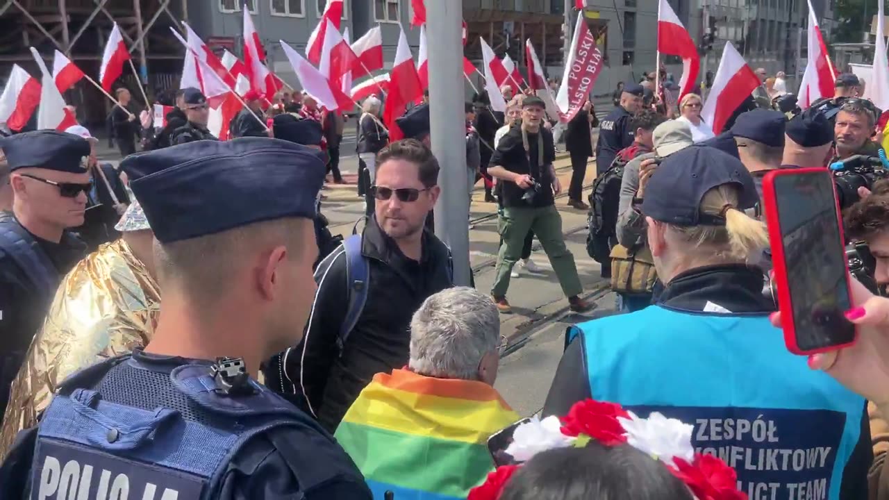 Polska Policja robi za ochronę dla awanturnicy ulicznej. Straż Graniczna robi za taksówki