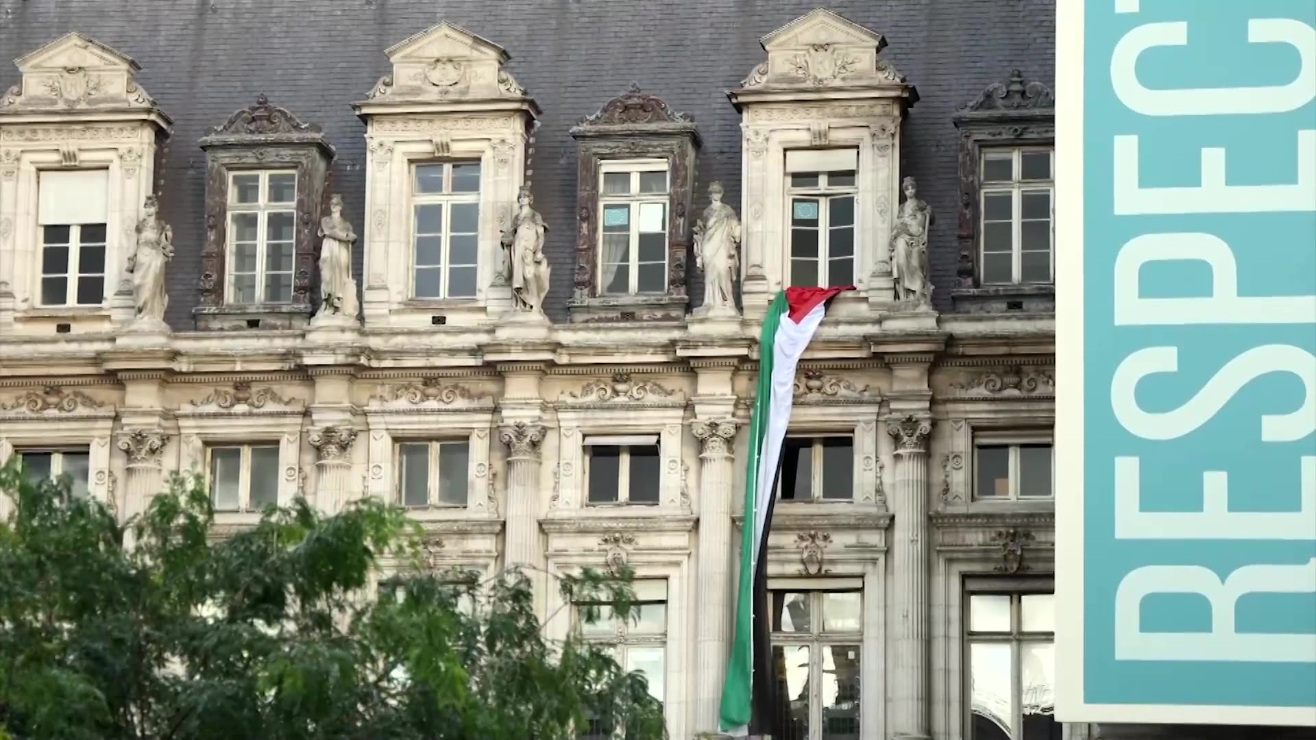 French government, town halls at odds over Palestinian flags