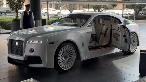 👸🏽 #rollsroyce #dubai #viralshort #luxury #luxurylife #dubaimall #shopping