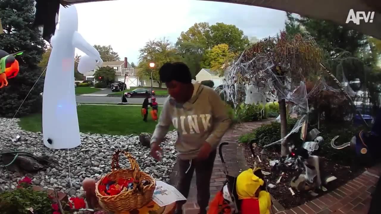 Best Halloween Videos 🎃 Funniest Spooky Fails