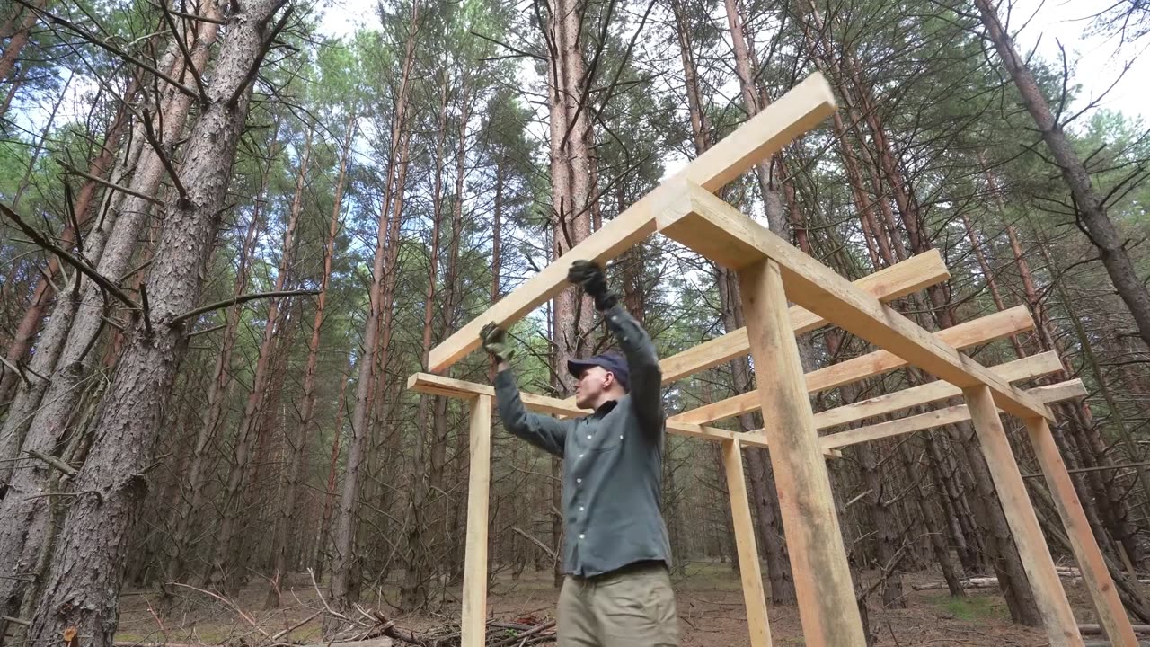 15 Minutes of Survival, Man Builds His Own Simple Toilet in the Mountains