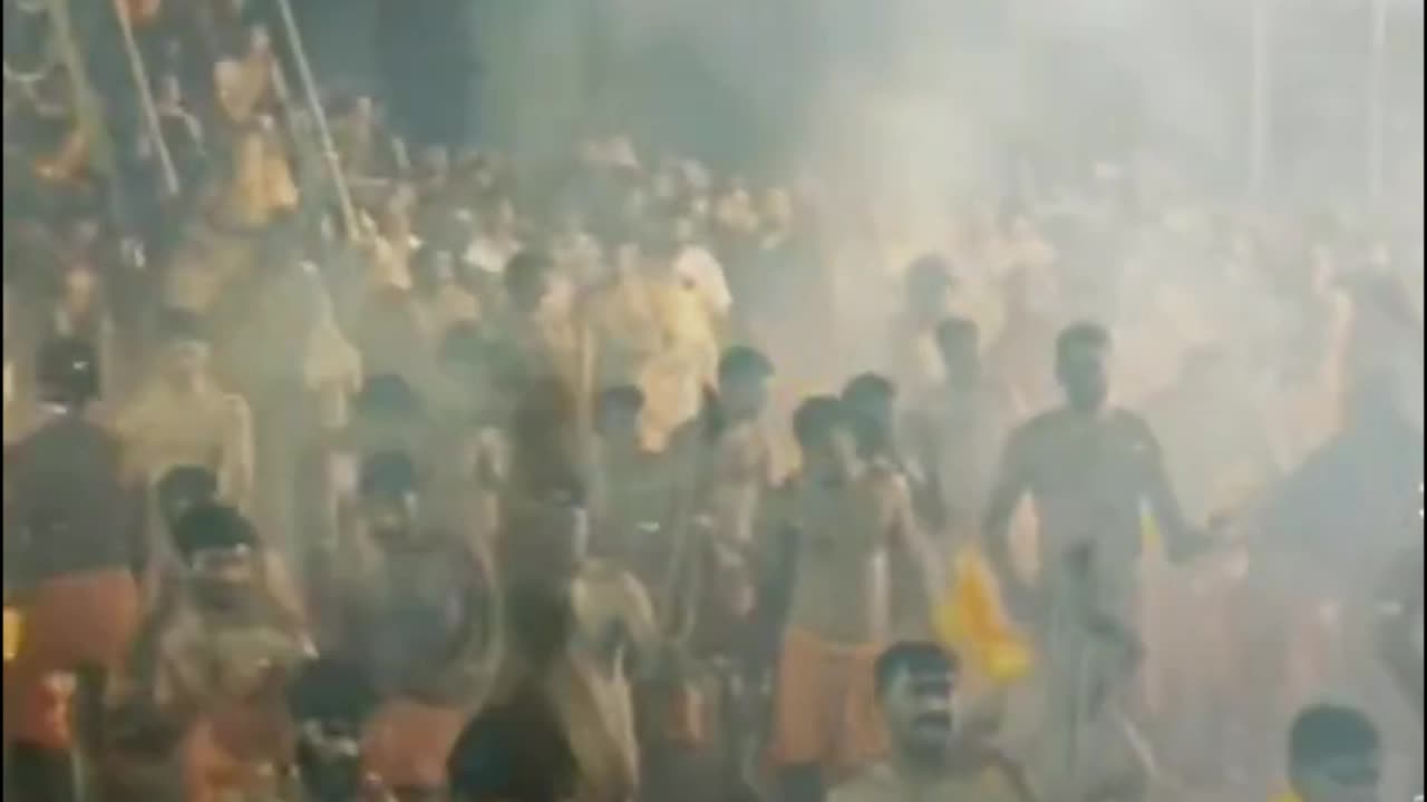 India: Ritual de lanzamiento de palos en llamas