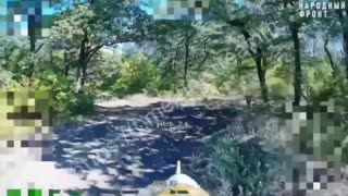 A Ukrainian soldier cut the fiber optic cable of a FPV drone but another one arrived behind him