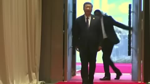 Here's what happened after Chinese President Xi Jinping's aide arrived late for the BRICS meeting…