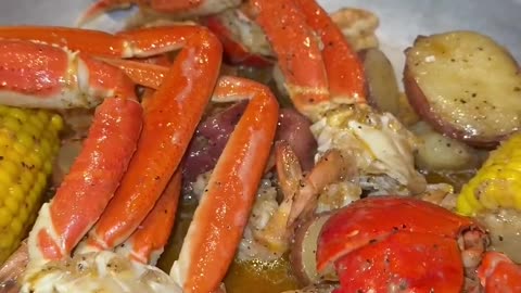 Trying red lobster’s new seafood boil! #foodie #shorts #redlobster #seafood #eating #lobster