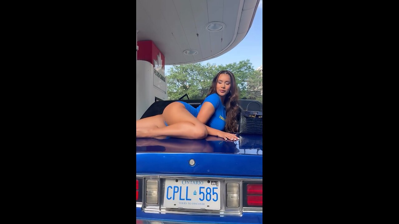 Chromeazz throwing it back on a car
