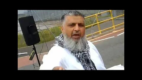 Threatened with a "right hand" Refugee thinks he is a hard man