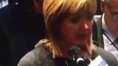 לורי סימינלי, אחות-טכנאית חדר-מיון עם ותק של 20 שנה, מאשימה את ועדת החיסונים של ה-סי.די.סי: הנכד שלי הפך לאוטיסט לאחר שהתחסן נגד שפעת בגיל שנתיי