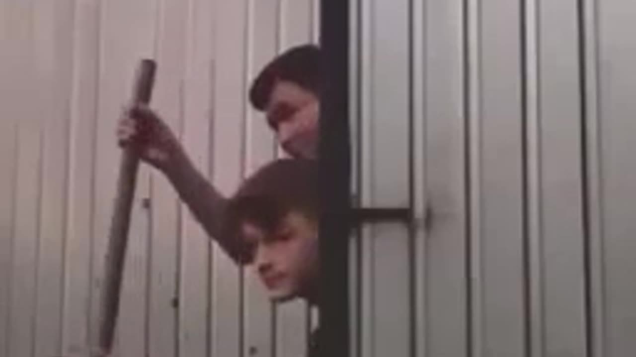 Two women fighting 🤣