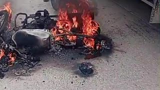 Queman moto de sicarios