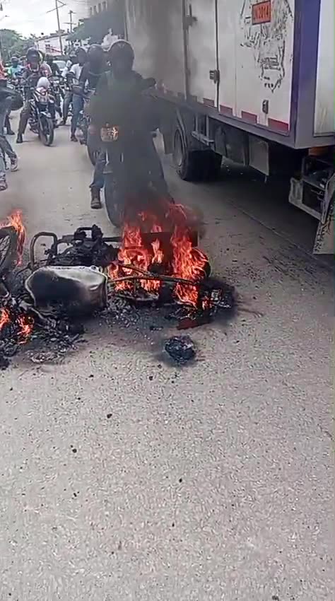 Queman moto de sicarios