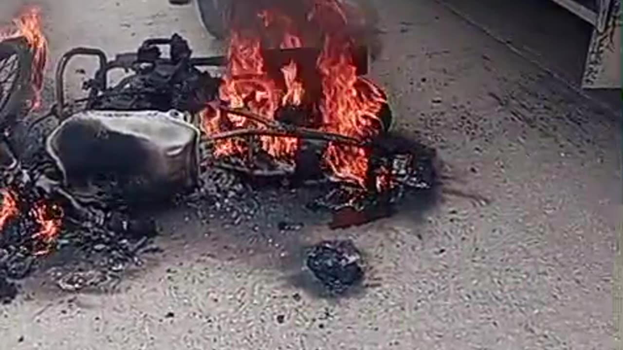 Queman moto de sicarios