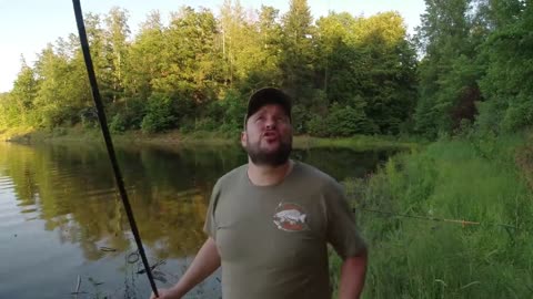 Mit Köderfisch auf Zander