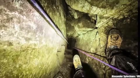Ils ont découvert cette grotte, puis sont morts mystérieusement, un par un. Que se cache-t-il...