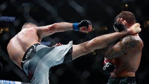 Justin Gaethje Lands DEVASTATING Head Kick in Poirier Rematch!