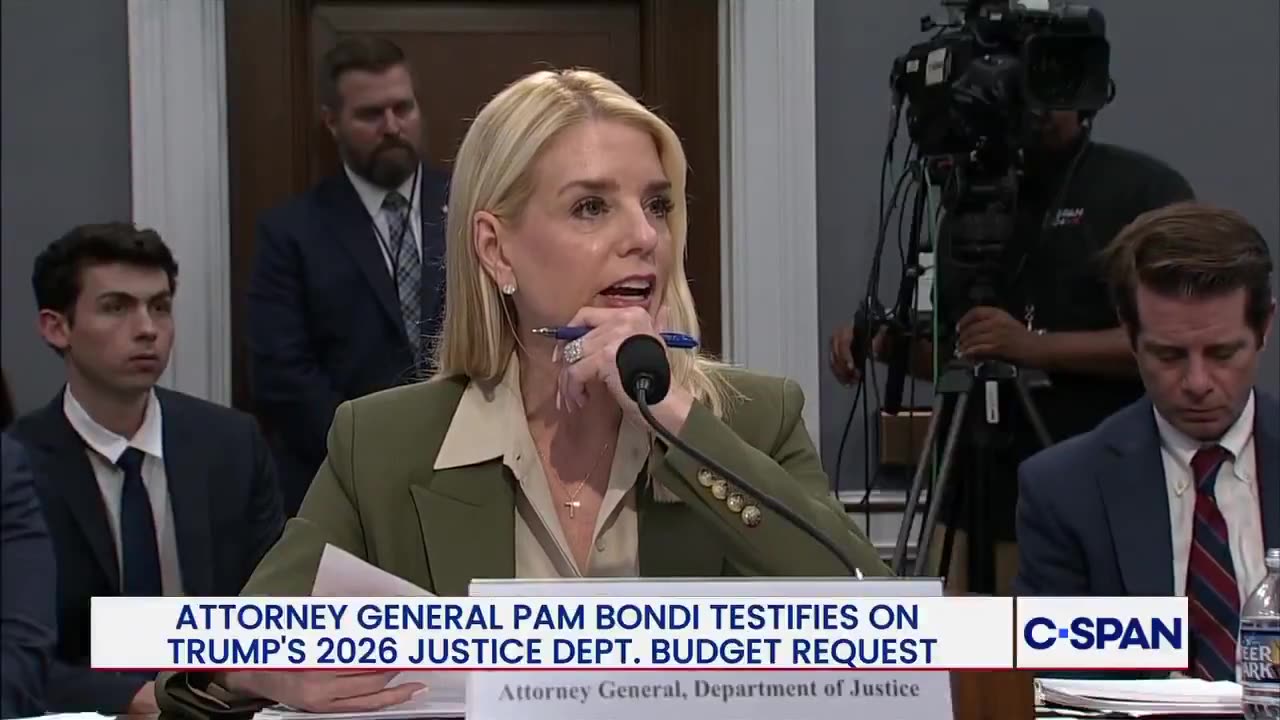 Heated moment between Democrat Rep. Rose DeLauro and AG Bondi.
