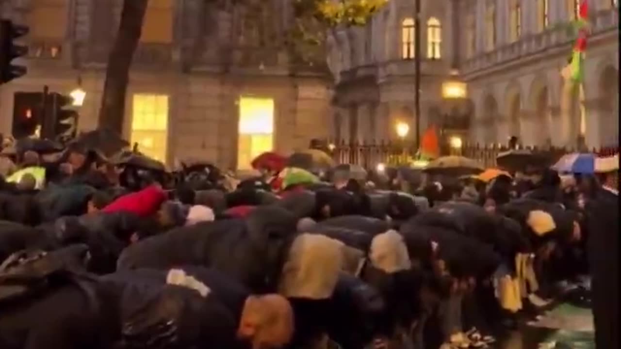 In London there are 500 mosques but they have decided to pray to Allah in the street.