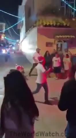 Christmas parade of the cartel: drug traffickers distribute gifts in Mexico