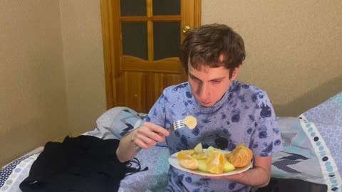 Просто ем фрукты