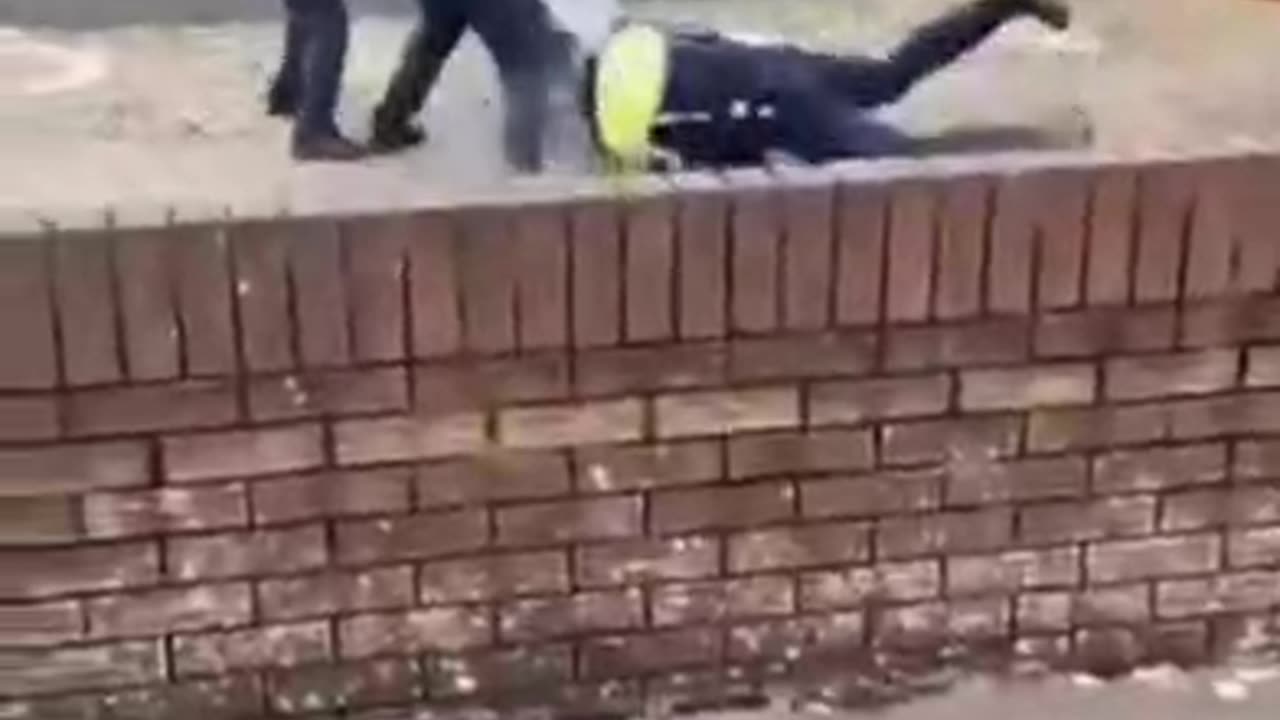 Looks like shes swatting a fly of his leg! The Irish police are not trained for 'Guerilla' warfare!😁