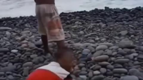 . “Jatuhnya Bikin Ngakak, Tapi Kasihan Juga 😭😂”