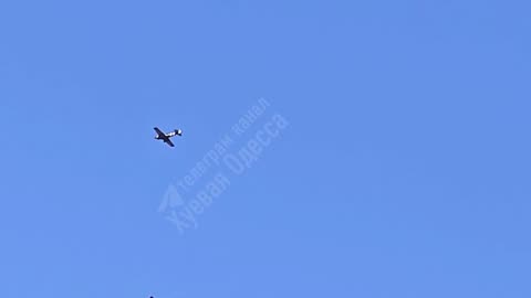 🇺🇦✈️ A normal morning in Odesa: a corn plane (light aircraft) chasing Shahed UAV.