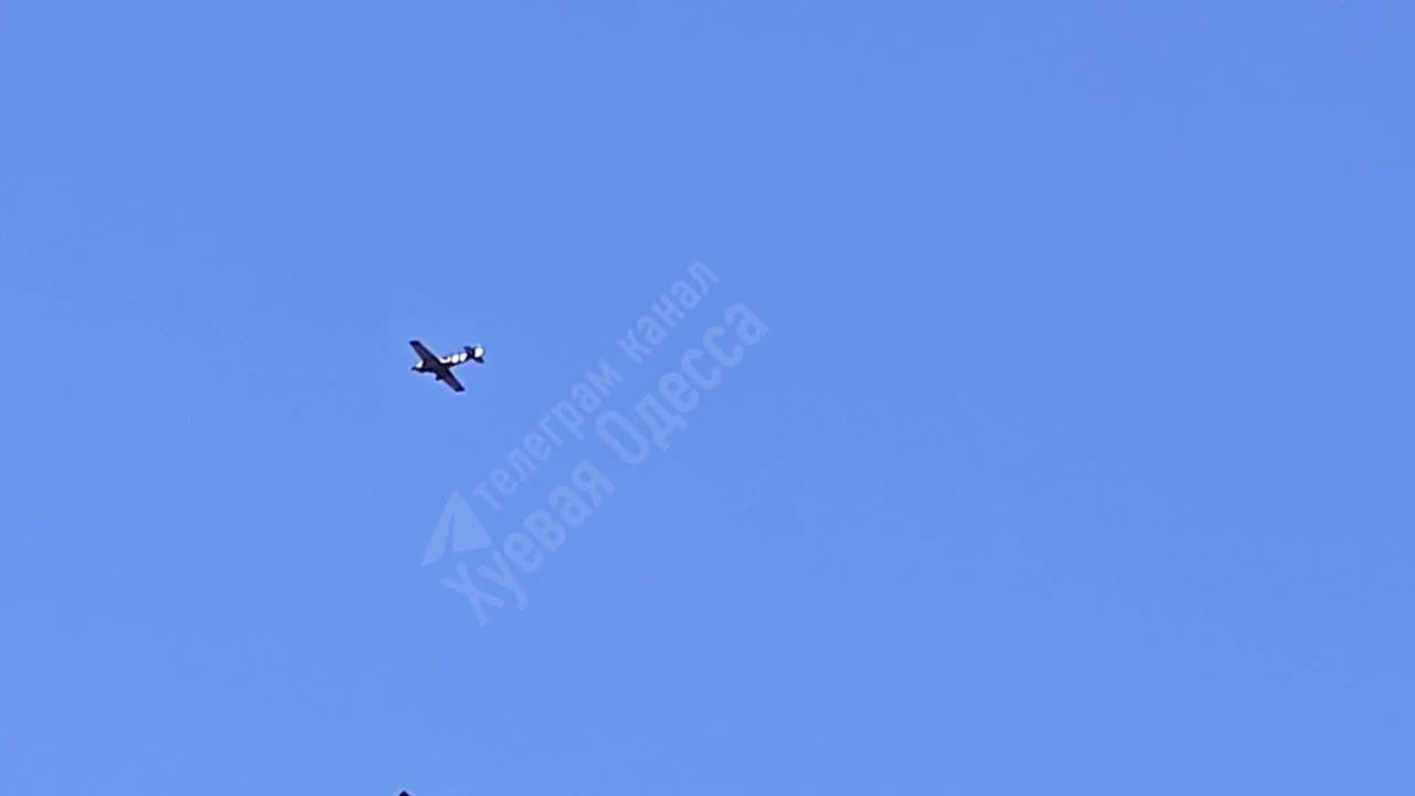🇺🇦✈️ A normal morning in Odesa: a corn plane (light aircraft) chasing Shahed UAV.