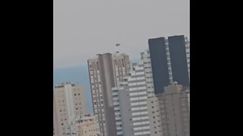 Waouh, un OVNI suspendu au-dessus des bâtiments dans le ciel espagnol