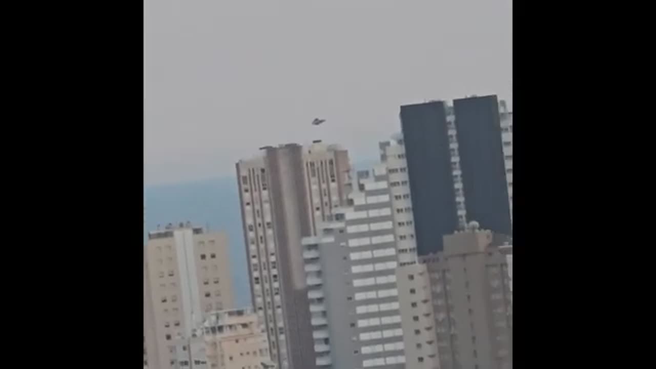 Waouh, un OVNI suspendu au-dessus des bâtiments dans le ciel espagnol