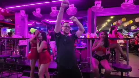 Kiss or Slap in Soi 6, Pattaya 🇹🇭 | Wild Nightlife with Thai Girls!