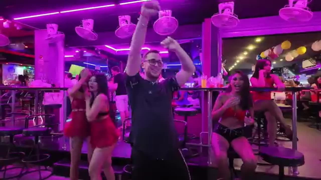 Kiss or Slap in Soi 6, Pattaya 🇹🇭 | Wild Nightlife with Thai Girls!