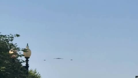 B2 flies over to the White House