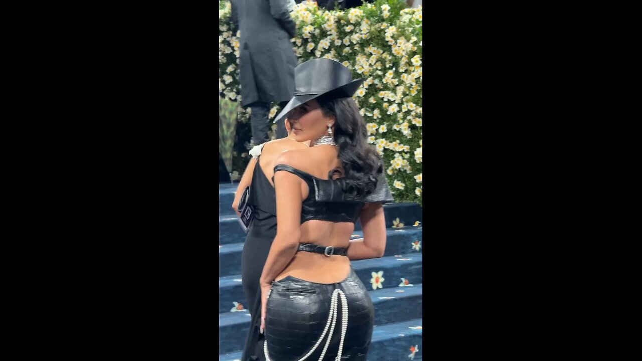 @kimkardashian has arrived to the 2025 #MetGala