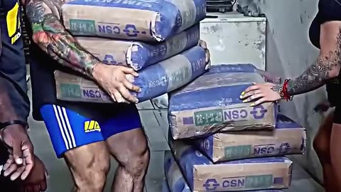 “Bodybuilder VS Ordinary Worker – Power Showdown!”