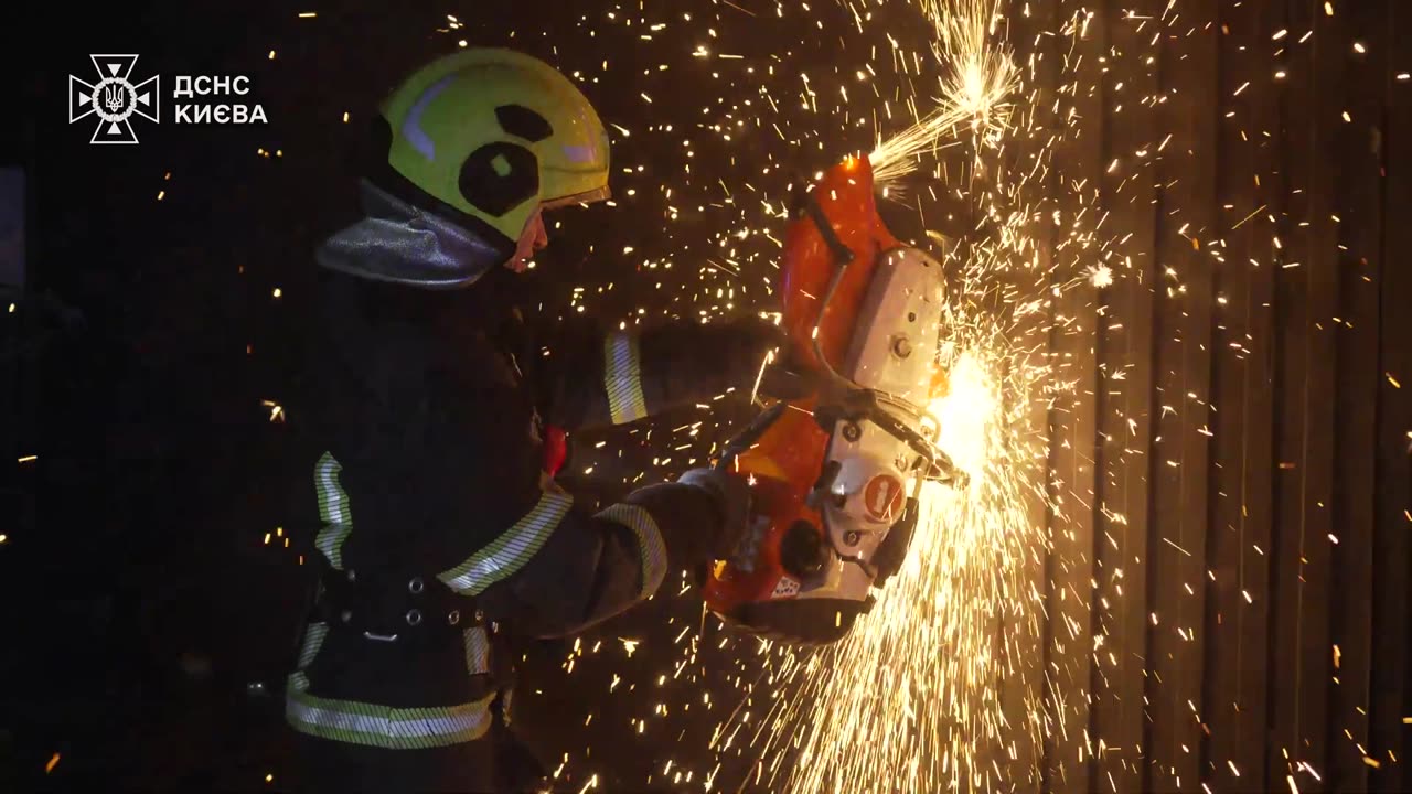Rescuers put out fire in Obolonskyi district of Kyiv