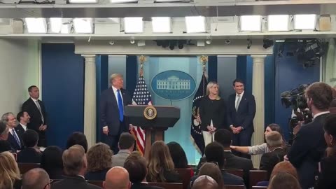 🚨 A Cameraman in the Press briefing room just yelled out “Trump 2028”. Trump loved it