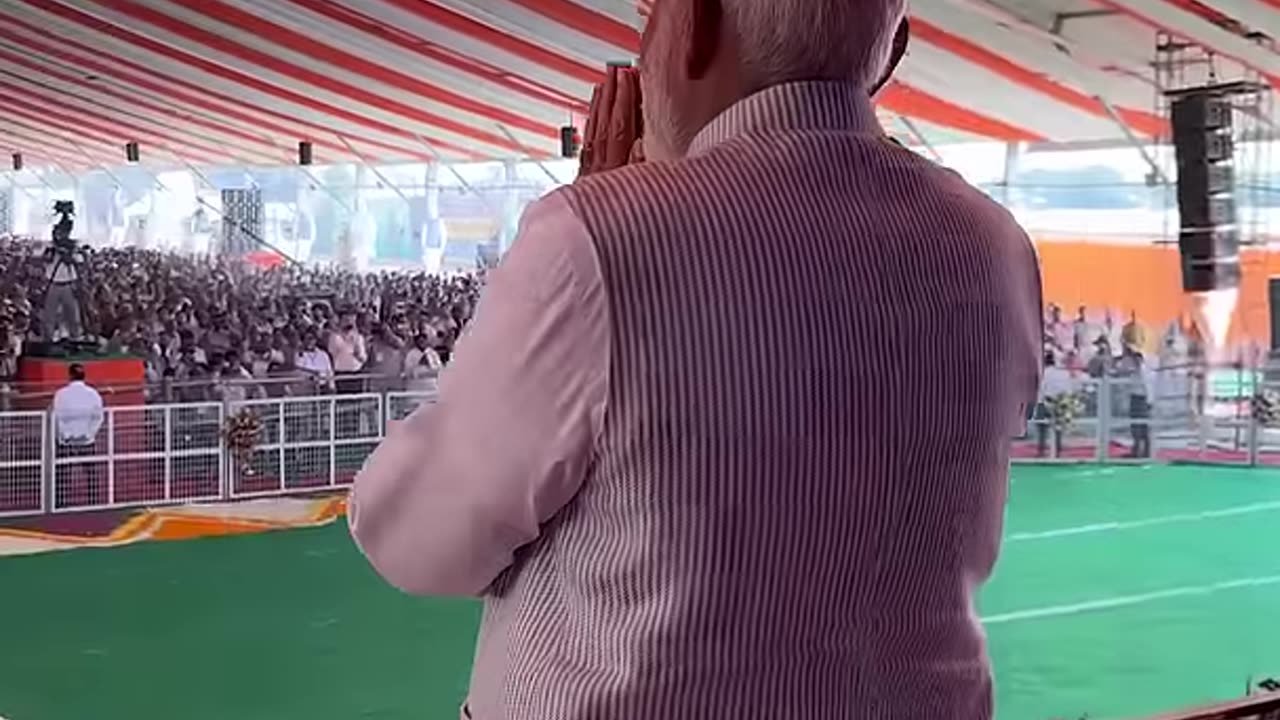 PM Modi gets a grand welcome by the people in Varanasi
