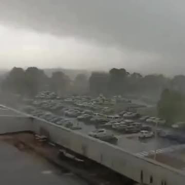Një tornado godet Tours në Francë, stuhia kaloi përmes aeroportit të qytetit-