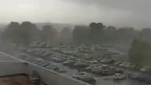 Një tornado godet Tours në Francë, stuhia kaloi përmes aeroportit të qytetit-