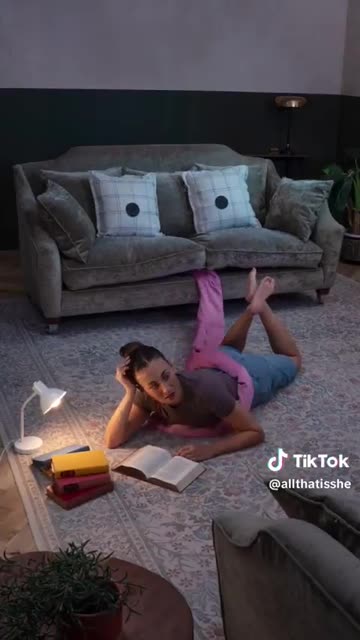 THE 😋 HUNGRY 🛋 COUCH