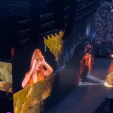 TAYLOR SWIFT'S GETTING MAD AT HER HAIR AT LAST NIGHT'S SHOW!!