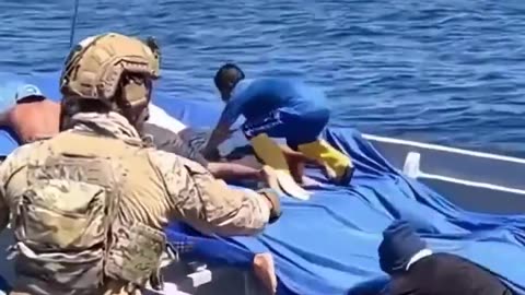 The US Coast Guard intercepts a dr*g trafficking boat in the Pacific Ocean.. 🔥🔥🔥