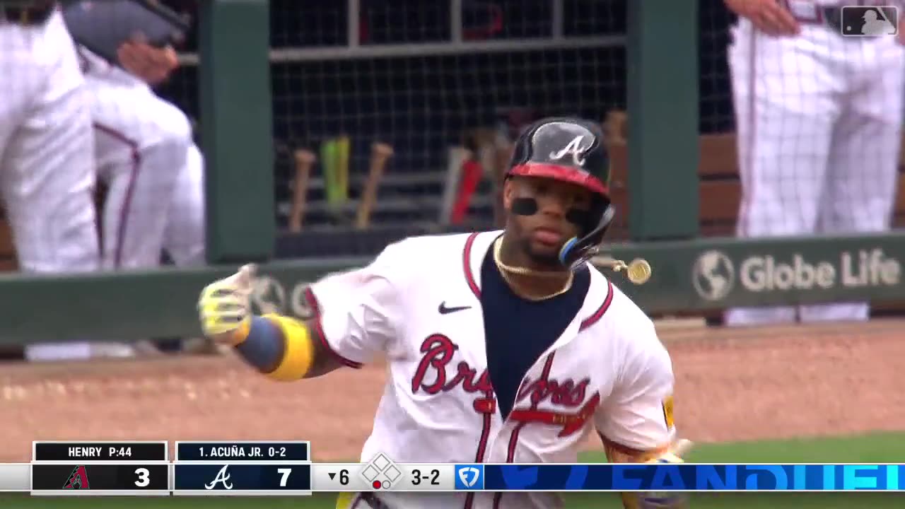 Ronald Acuña Jr. hacia la banda contraria