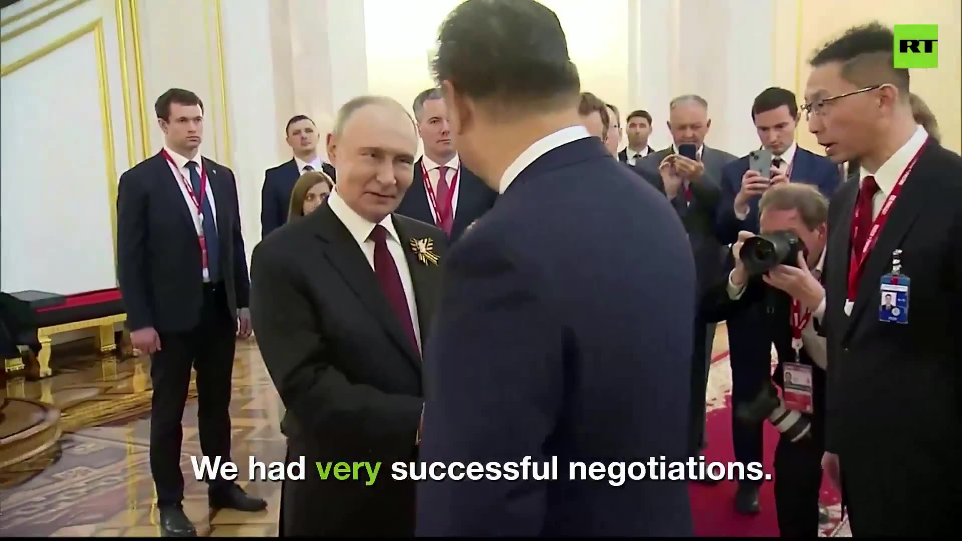 ๐ท๐บ๐จ๐ณ Russian President Putin says goodbye to Chinese President Xi Jinping following Russias Victory Day Parade 5/9/25