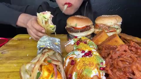 ASMR_EATING_MAGGI_MASALA_NOODLES,MASALA_EGGS,DAHI_KACHORI,ONION_PAKORA,ALOO_TIKKI_BURGER